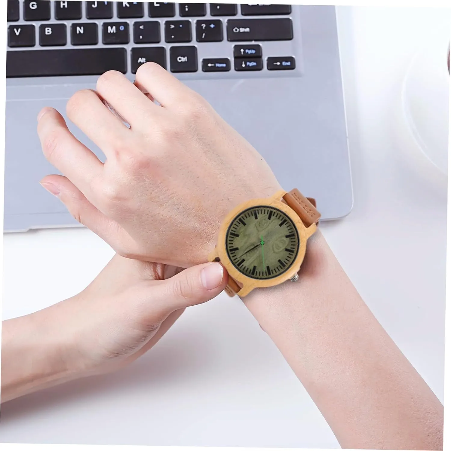 Maple Surface Vintage Style Lightweight Design Casual Wooden Wrist Watch for Men associate with Leather Band and 
